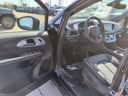 New 2026 Chrysler Pacifica Limited image 20