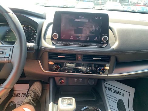 Used 2025 Nissan Rogue SV FWD image 12