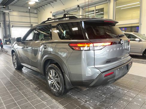 Used 2024 Nissan Pathfinder SV image 16