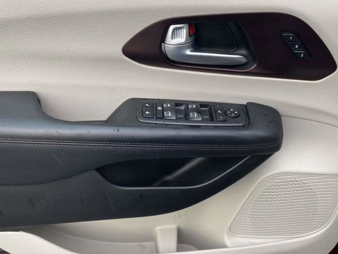 Used 2018 Chrysler Pacifica Limited w/ Tire & Wheel Group image 15