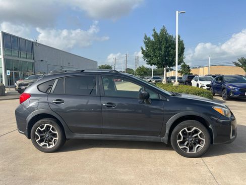 Used 2017 Subaru Crosstrek 2.0i Premium AWD/4WD image 2