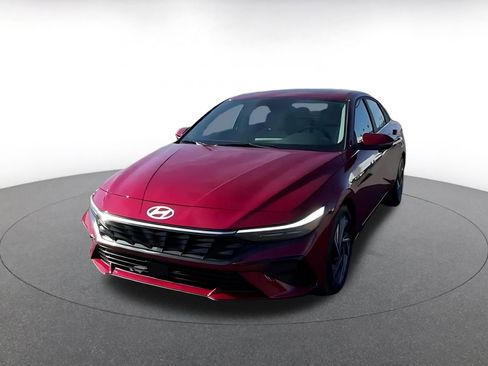 Used 2025 Hyundai Elantra Limited image 4