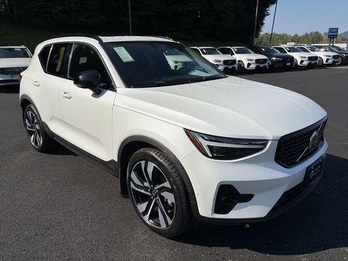Used 2023 Volvo XC40 B5 Ultimate w/ Protection Package Premier AWD/4WD image 7
