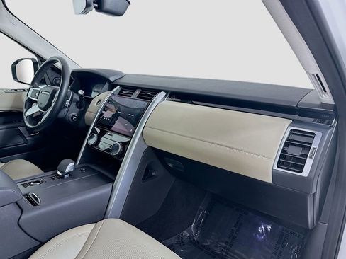 Used 2021 Land Rover Discovery S image 31