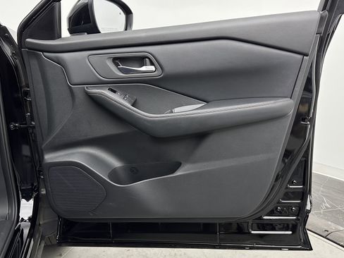 Used 2025 Nissan Rogue SV image 34