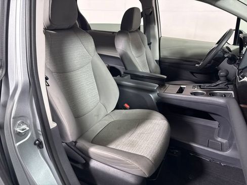 Used 2023 Toyota Sienna LE AWD/4WD image 13