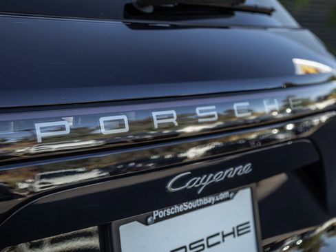 Certified 2023 Porsche Cayenne Platinum Edition image 26