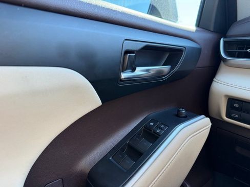 Used 2021 Toyota Highlander XLE FWD image 12