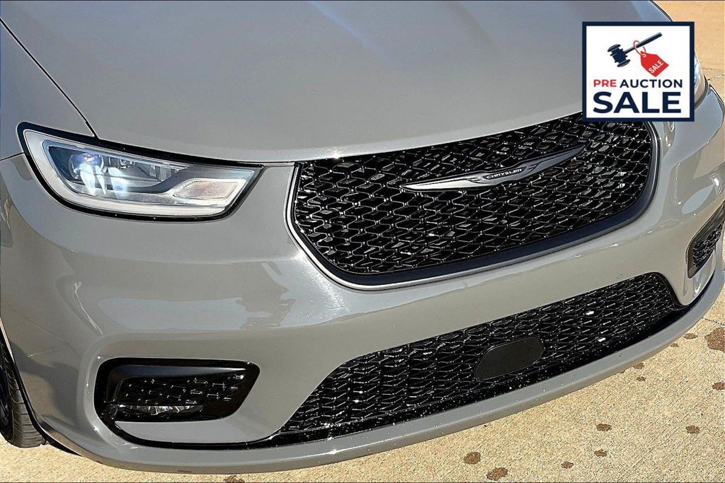 Used 2025 Chrysler Pacifica Limited FWD image 31