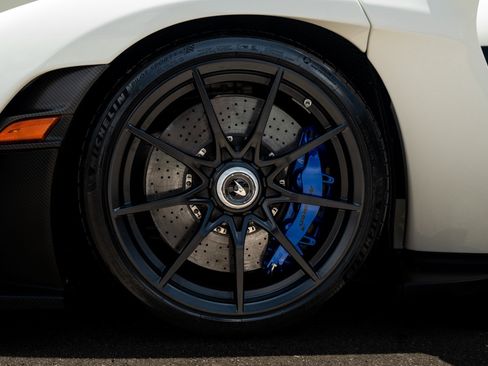 Used 2019 McLaren Senna RWD image 13