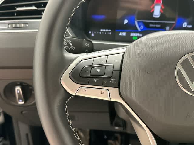 Used 2024 Volkswagen Tiguan SE w/ Panoramic Sunroof Package AWD/4WD image 9