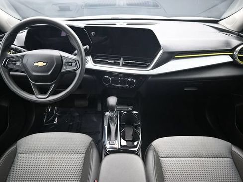Used 2025 Chevrolet Trax LT FWD image 18