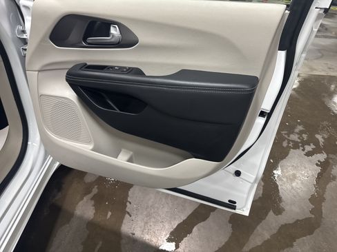 Used 2024 Chrysler Pacifica Touring-L FWD image 43