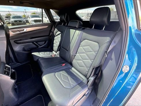 Used 2024 Volkswagen Atlas Cross Sport SE image 32