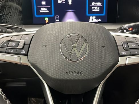 Used 2025 Volkswagen Tiguan SE w/ Panoramic Sunroof Package AWD/4WD image 15