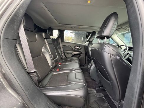 Used 2019 Jeep Cherokee Latitude Plus w/ Comfort/Convenience Group AWD/4WD image 17
