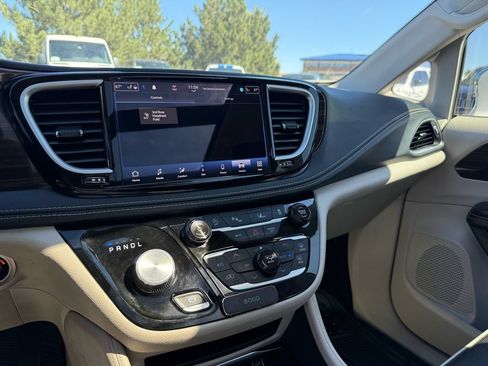 Used 2021 Chrysler Pacifica Limited AWD/4WD image 31