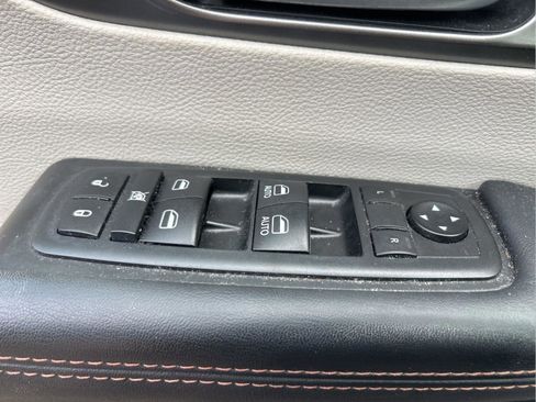 Certified 2020 Chrysler Pacifica Touring-L w/ Premium Audio Group image 14