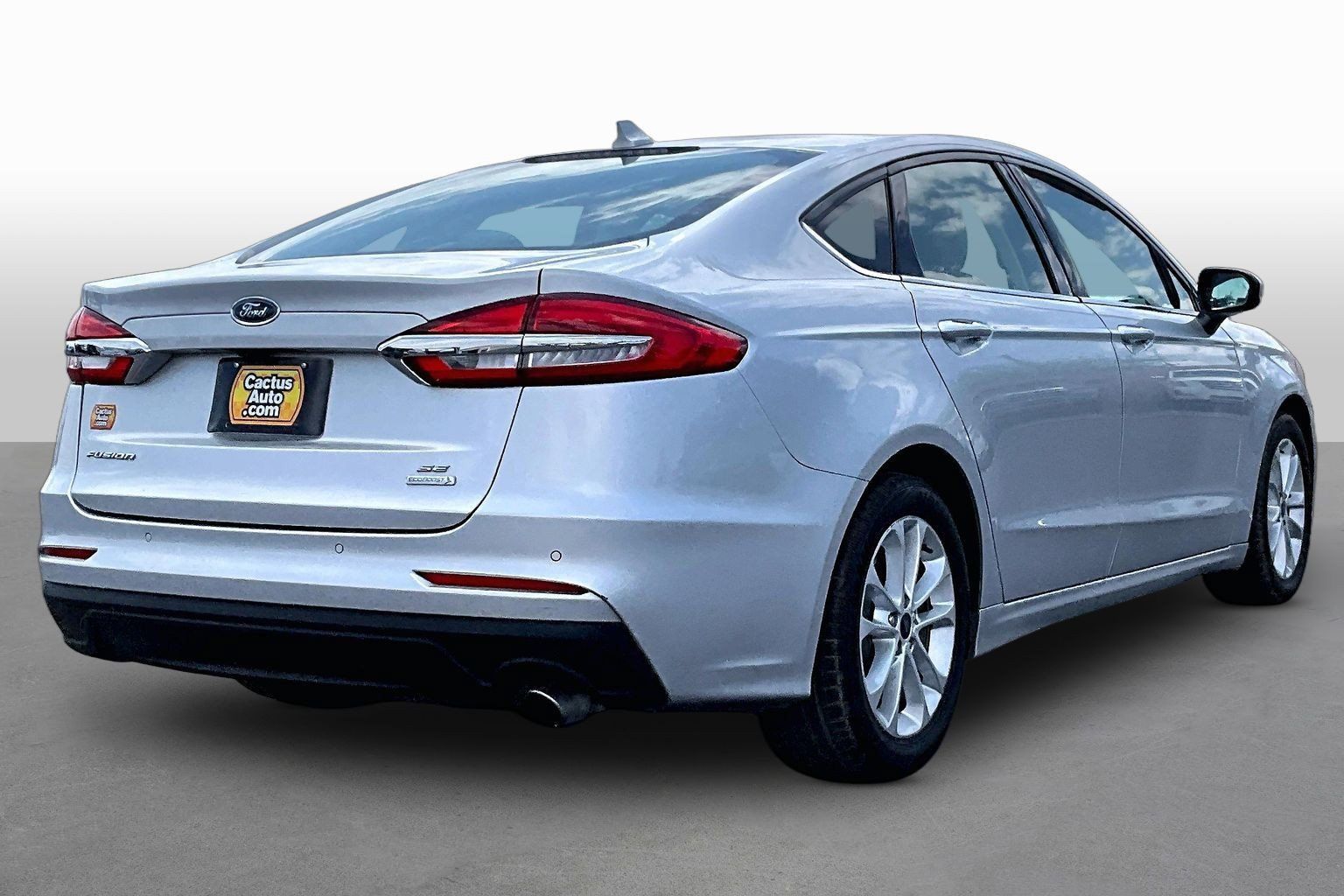 Used 2019 Ford Fusion SE FWD image 2