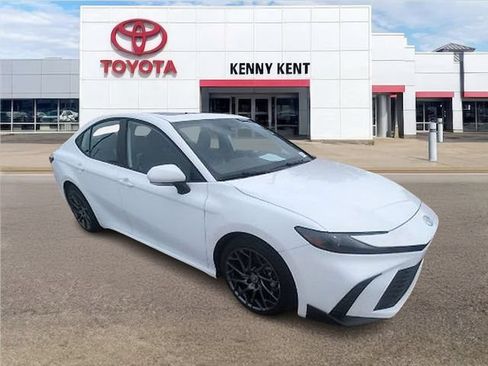 Used 2025 Toyota Camry SE w/ Convenience Package FWD image 1