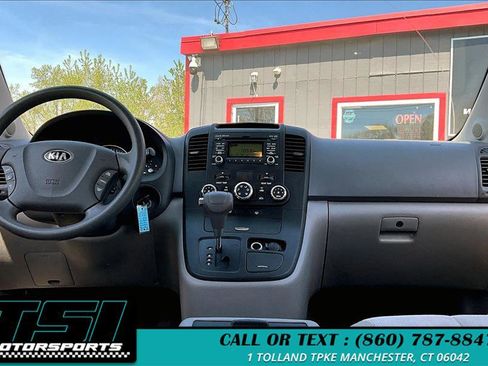 Used 2014 Kia Sedona LX image 32