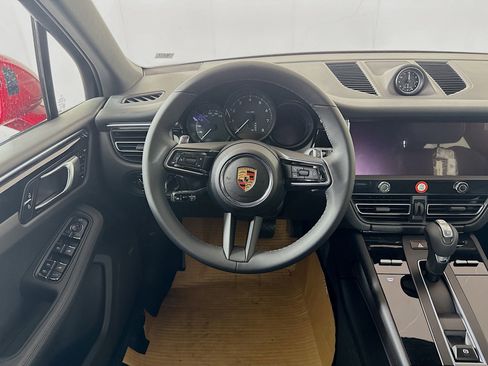 Certified 2025 Porsche Macan image 17