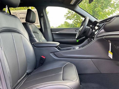 New 2025 Jeep Grand Cherokee Limited w/ Luxury Tech Group II image 36