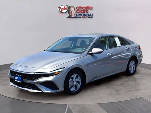 Certified 2025 Hyundai Elantra SE w/ Cargo Package FWD image 1