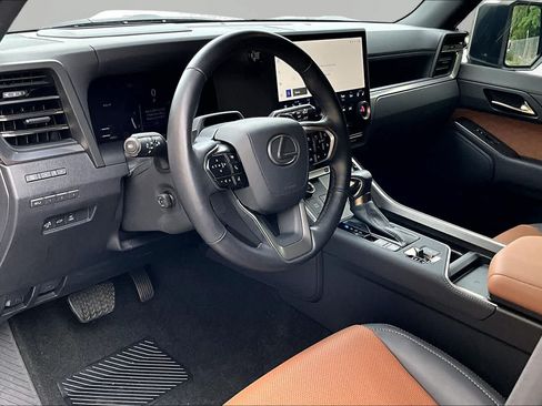 Used 2025 Lexus GX 550 w/ Accessory Package (2T) AWD/4WD image 18