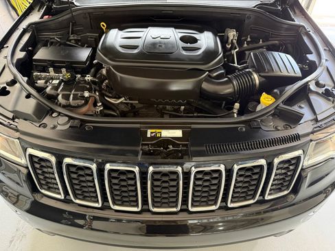 Used 2019 Jeep Grand Cherokee Laredo AWD/4WD image 35