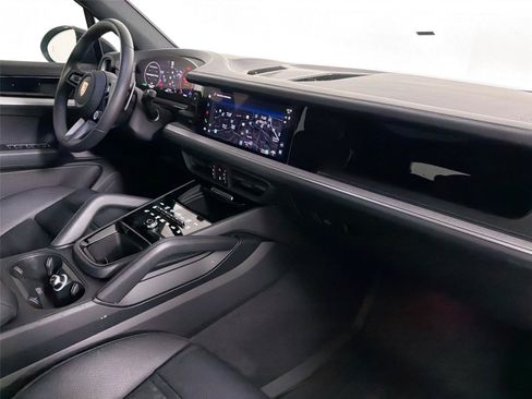 Certified 2026 Porsche Cayenne AWD/4WD image 28