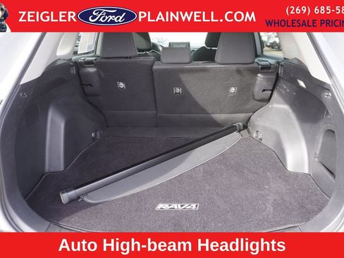 Used 2022 Toyota RAV4 LE image 10