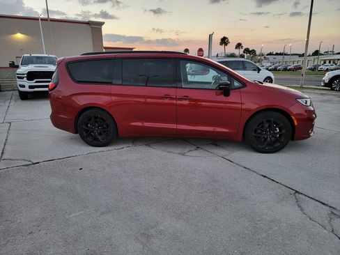 Used 2025 Chrysler Pacifica Limited FWD image 5