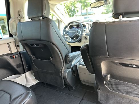 Used 2023 Chrysler Pacifica Touring-L FWD image 30