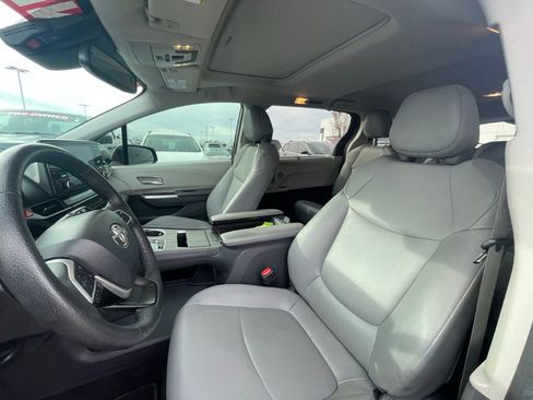 Used 2024 Toyota Sienna XLE image 21