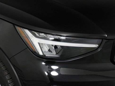 Used 2025 Volvo XC40 B5 Plus AWD/4WD image 26