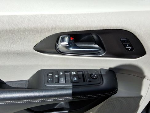 Used 2023 Chrysler Pacifica Touring-L FWD image 22