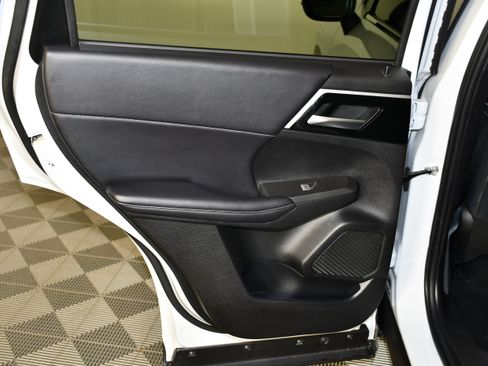 Used 2024 Mitsubishi Outlander SE AWD/4WD image 28