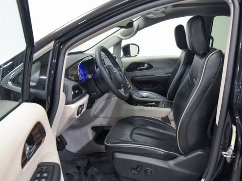 Used 2024 Chrysler Pacifica Limited image 2