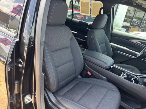 Used 2025 Chevrolet Traverse LT FWD image 40