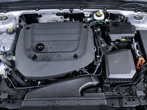 Certified 2025 Volvo XC40 B5 Core image 35