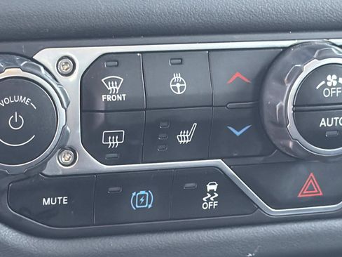 Used 2024 Jeep Wrangler Unlimited Sahara w/ Technology Group AWD/4WD image 15