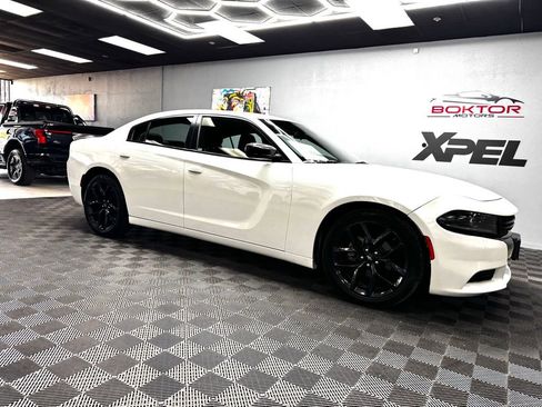 Used 2022 Dodge Charger SXT w/ Blacktop Package image 2