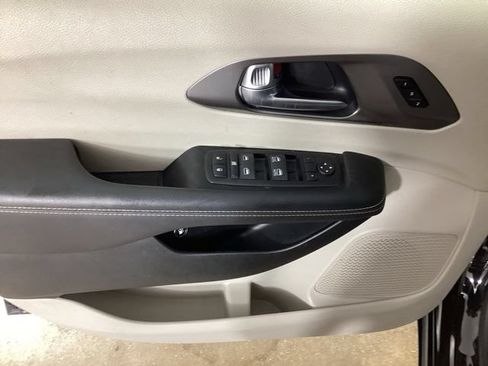 Used 2024 Chrysler Pacifica Limited FWD image 11