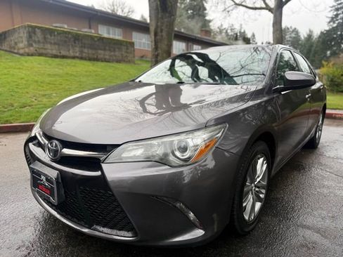 Used 2017 Toyota Camry SE image 1