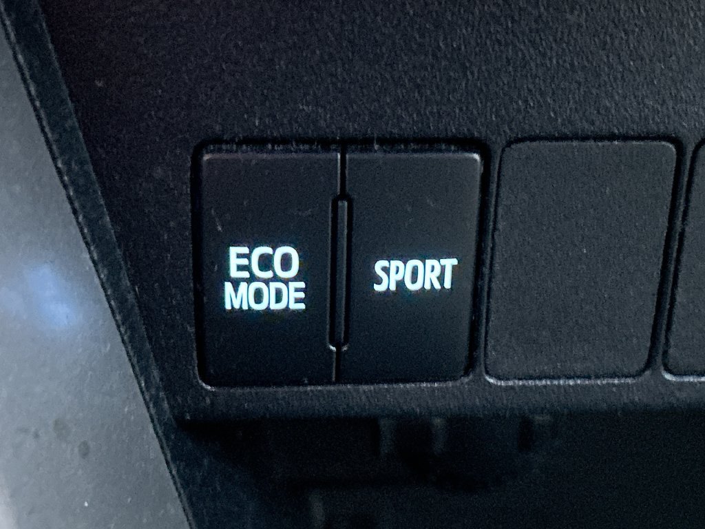 Used 2018 Toyota RAV4 XLE FWD image 33