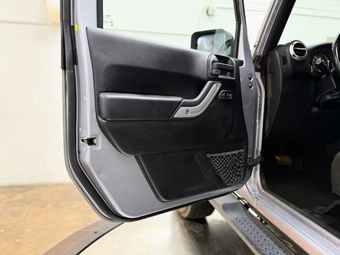 Used 2018 Jeep Wrangler Unlimited Sahara image 12