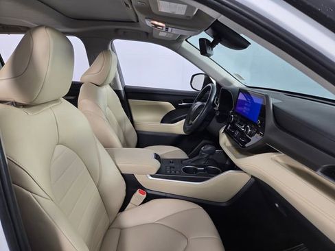 Used 2023 Toyota Highlander XLE image 16