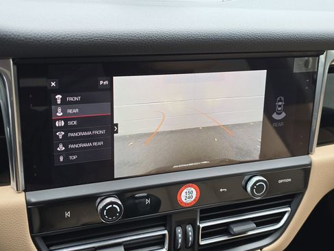 Certified 2025 Porsche Macan image 12