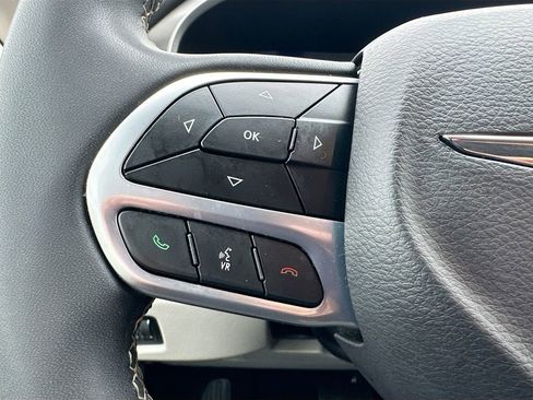 Used 2024 Chrysler Pacifica Touring-L image 9